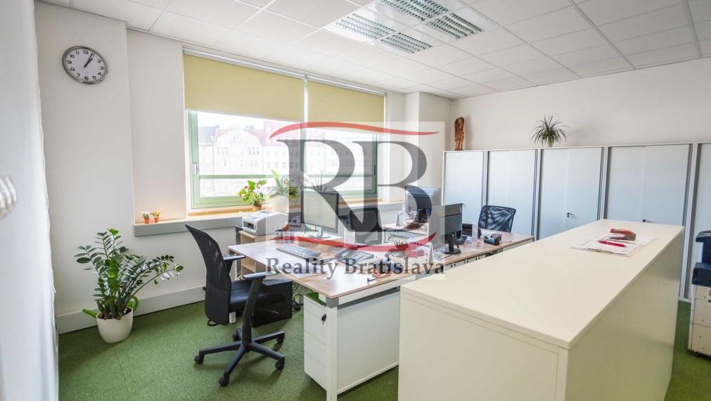 Kancelárske priestory na Námestí SNP, v blízkosti Kamenného Námestia, 80m2 TOP
