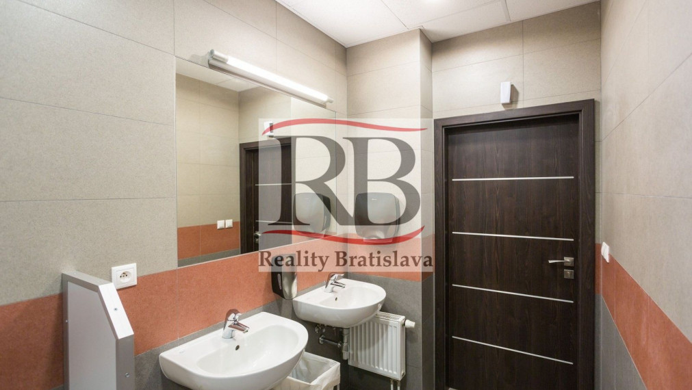 Kancelárske priestory v blízkosti diaľničného obchvatu, letiska a OC AVION TOP