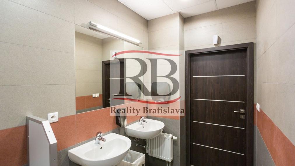 Kancelárske priestory v blízkosti diaľničného obchvatu, letiska a OC AVION TOP