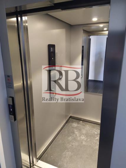 MIMORIADNA PONUKA !  2-izbový byt v novostavbe s parkovacím státím