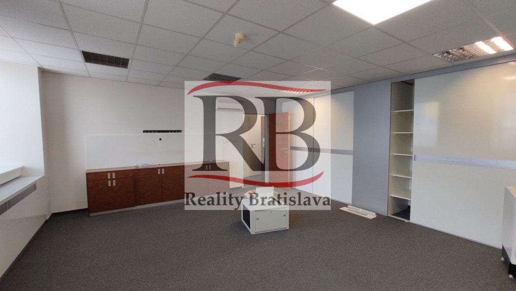 Kancelársky celok so sociálnym zázemím a parkovaním v Business Hoteli Aston, 54m2
