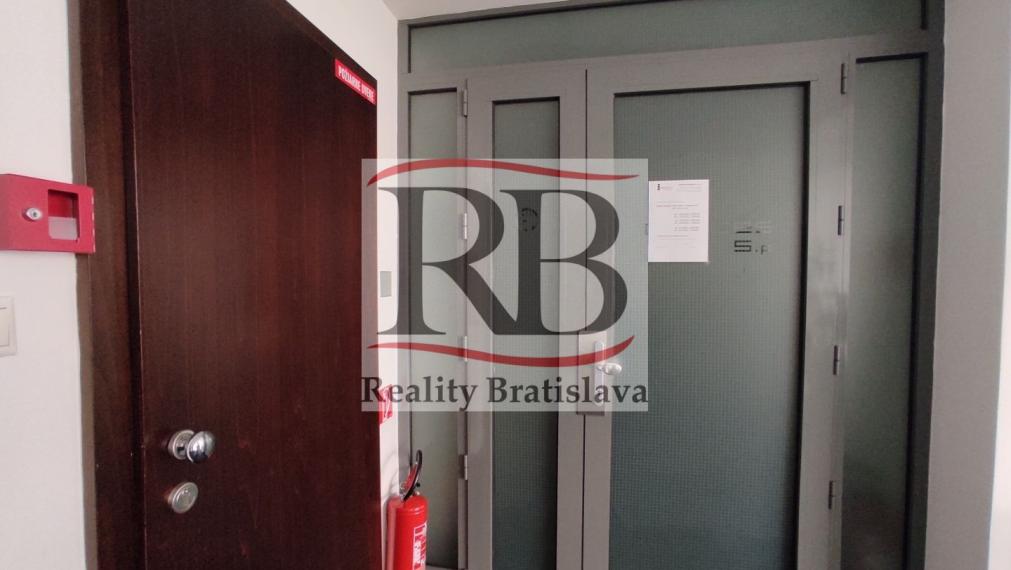 Moderný kancelársky celok s klientskym parkovaním, HOTEL ASTON-Bajkalská 130m2