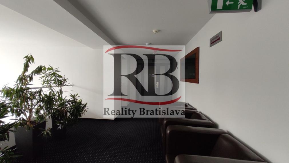 Moderný kancelársky celok s klientskym parkovaním, HOTEL ASTON-Bajkalská 130m2