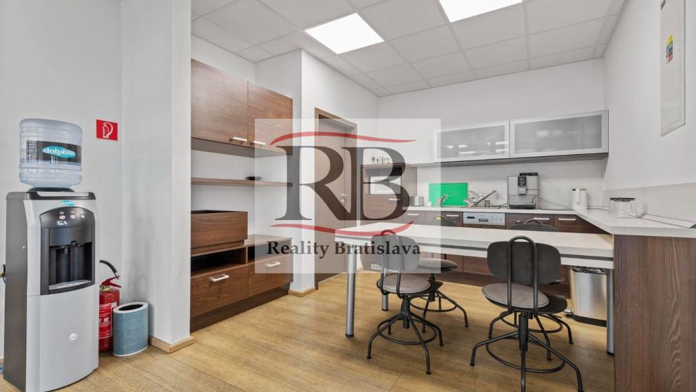 Administratívny objekt s parkovaním na prenájom, 200m2, Žabí Majer - Bratislava III