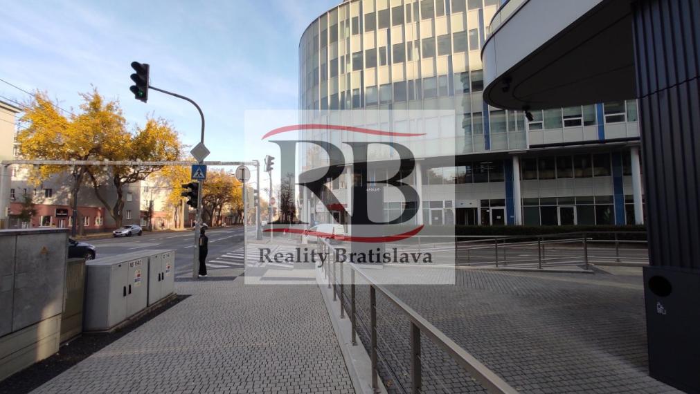 Lukratívne obchodné priestory v Apollo NIVY, Prievozská-Ružinov