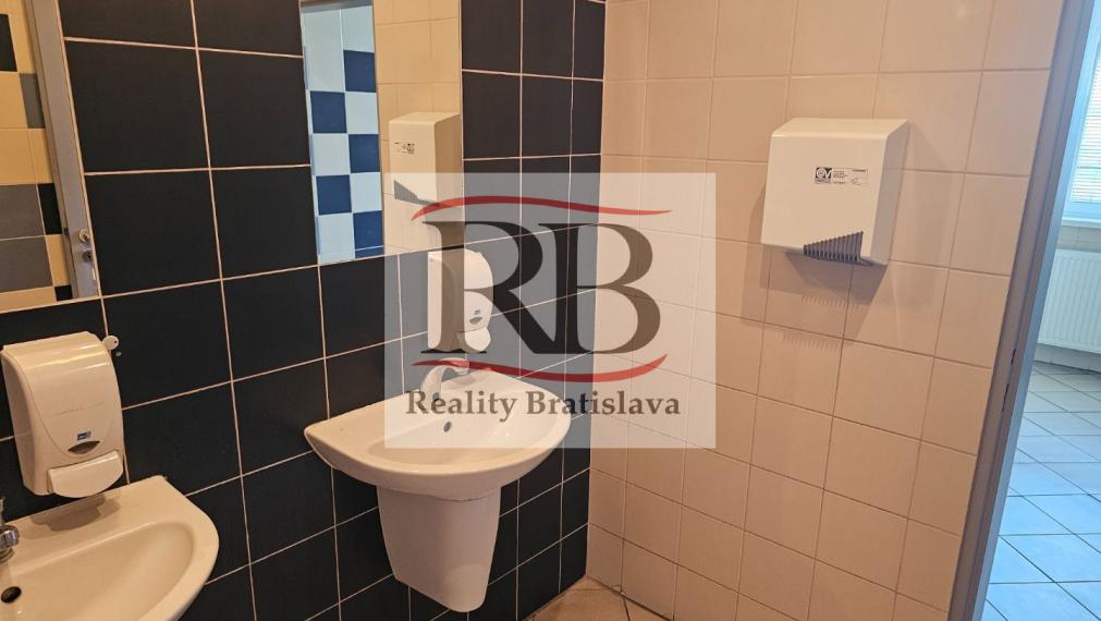 Prenájom kancelárskych a prevádzkových priestorov s parkovaním po kompletnej rekonštrukcii