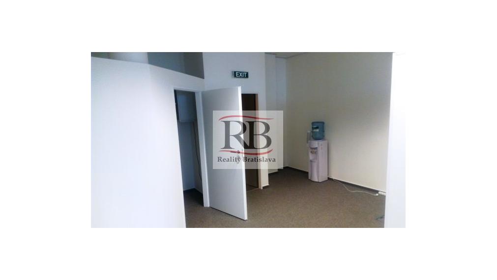 Samostatný kancelársky celok 107m² v blízkosti letiska na prenájom