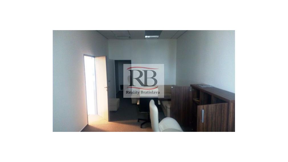 Samostatný kancelársky celok 107m² v blízkosti letiska na prenájom