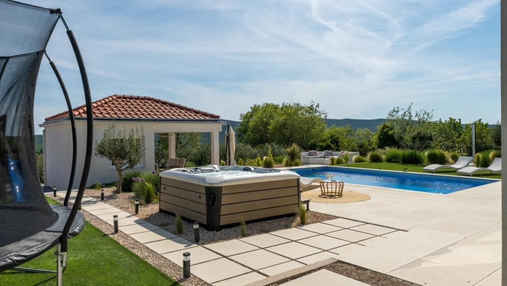 Luxusná vila s priestranným pozemkom a výhľadom na prírodné krásy Vransko jazera