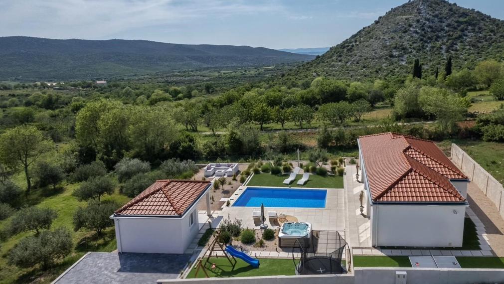 Luxusná vila s priestranným pozemkom a výhľadom na prírodné krásy Vransko jazera