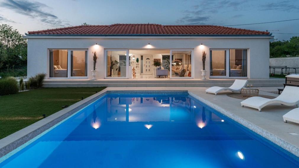 Luxusná vila s priestranným pozemkom a výhľadom na prírodné krásy Vransko jazera