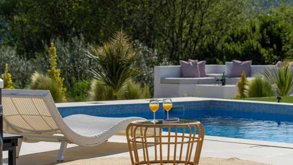 Luxusná vila s priestranným pozemkom a výhľadom na prírodné krásy Vransko jazera