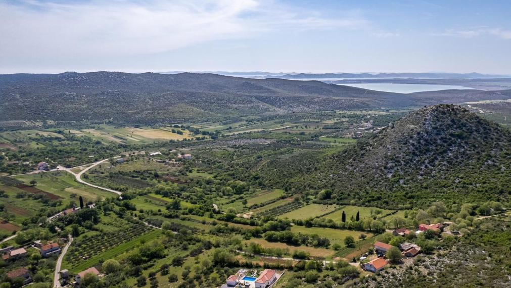 Luxusná vila s priestranným pozemkom a výhľadom na prírodné krásy Vransko jazera