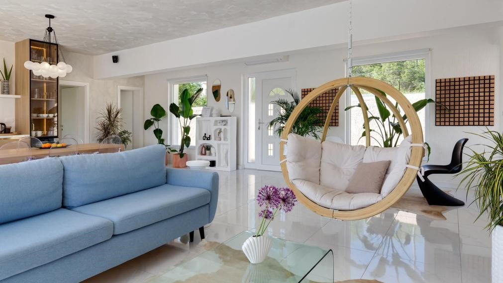 Luxusná vila s priestranným pozemkom a výhľadom na prírodné krásy Vransko jazera