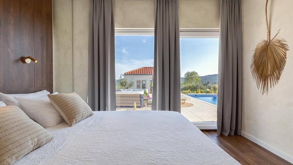 Luxusná vila s priestranným pozemkom a výhľadom na prírodné krásy Vransko jazera