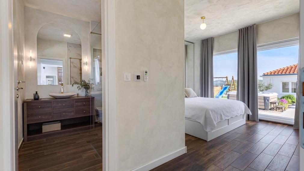 Luxusná vila s priestranným pozemkom a výhľadom na prírodné krásy Vransko jazera