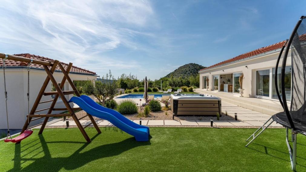 Luxusná vila s priestranným pozemkom a výhľadom na prírodné krásy Vransko jazera