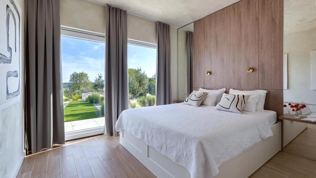 Luxusná vila s priestranným pozemkom a výhľadom na prírodné krásy Vransko jazera