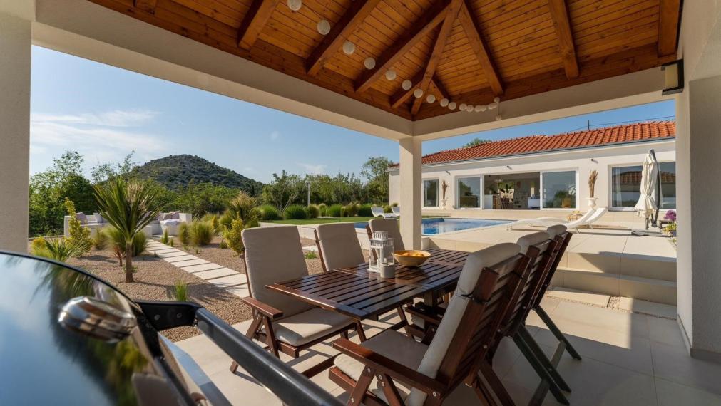 Luxusná vila s priestranným pozemkom a výhľadom na prírodné krásy Vransko jazera