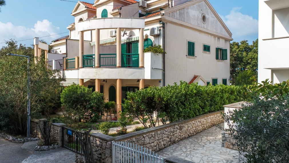 Dom so 4 apartmánmi pri mori, Šimuni (Pag)