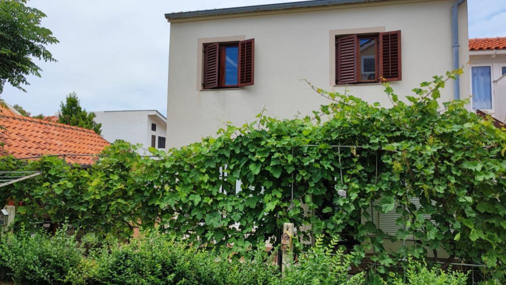 Dom s dvoma bytmi a záhradou, blízko mora, Sabunike-Nin, Zadar