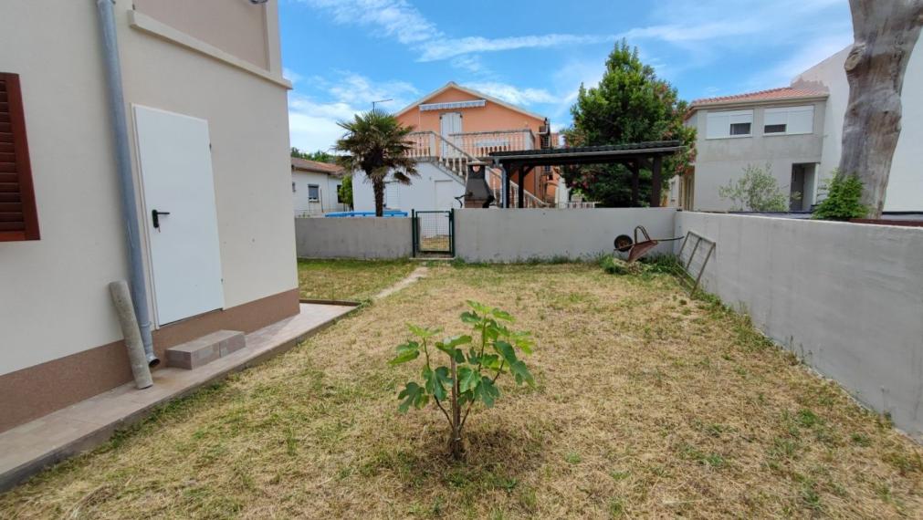 Dom s dvoma bytmi a záhradou, blízko mora, Sabunike-Nin, Zadar