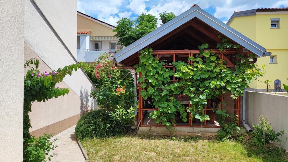 Dom s dvoma bytmi a záhradou, blízko mora, Sabunike-Nin, Zadar