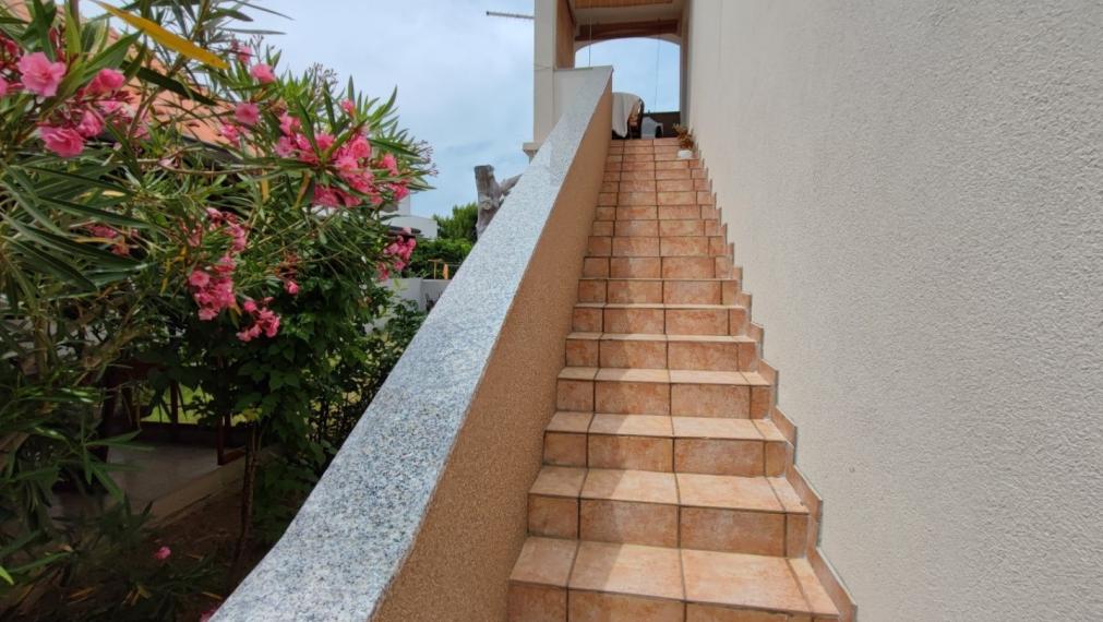 Dom s dvoma bytmi a záhradou, blízko mora, Sabunike-Nin, Zadar