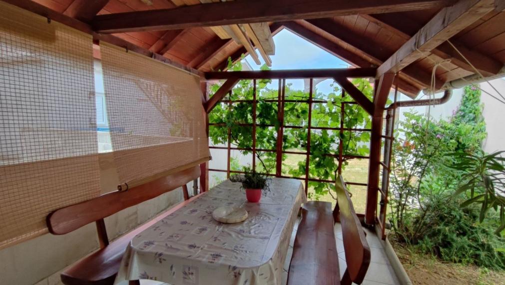 Dom s dvoma bytmi a záhradou, blízko mora, Sabunike-Nin, Zadar