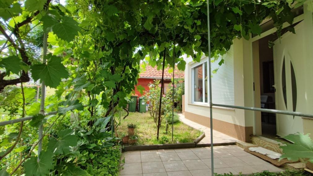 Dom s dvoma bytmi a záhradou, blízko mora, Sabunike-Nin, Zadar