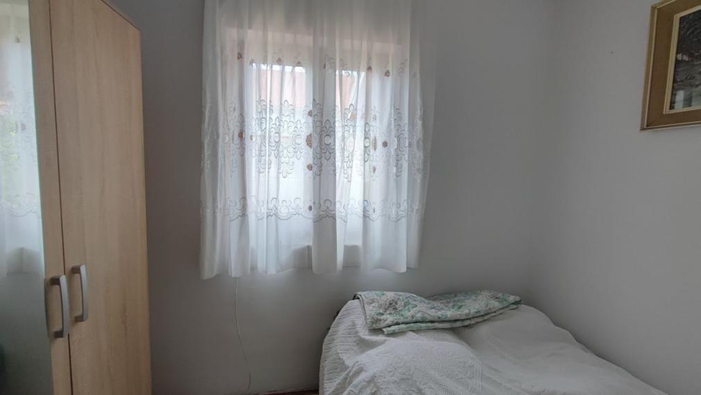 Dom s dvoma bytmi a záhradou, blízko mora, Sabunike-Nin, Zadar