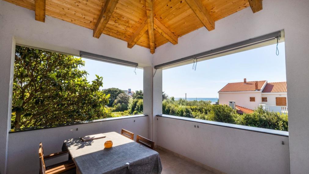 Novozrekonštruovaný dom 287 m², 6 apartmánov, 100 m od mora, Zaton, Zadar