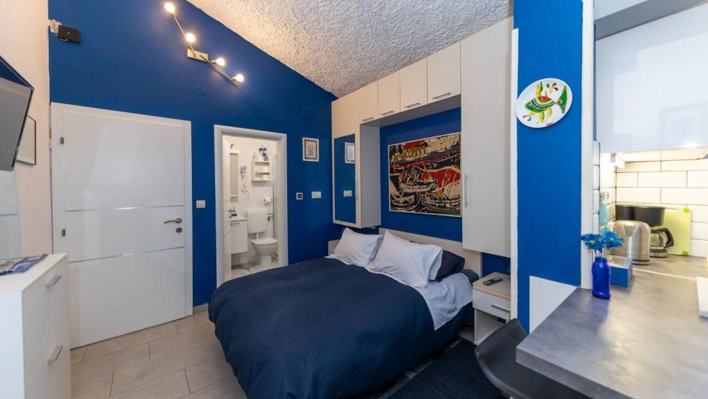 Novozrekonštruovaný dom 287 m², 6 apartmánov, 100 m od mora, Zaton, Zadar