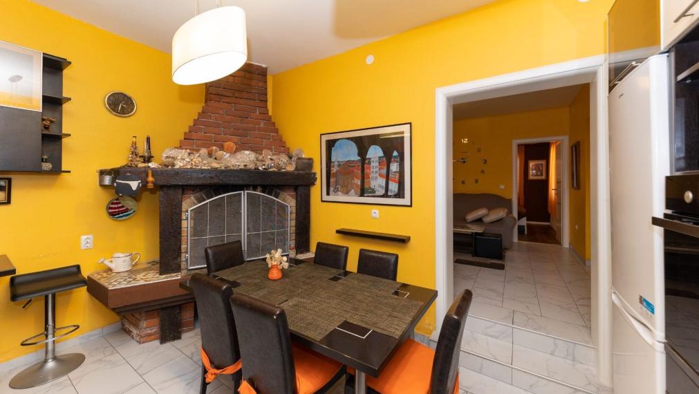 Novozrekonštruovaný dom 287 m², 6 apartmánov, 100 m od mora, Zaton, Zadar