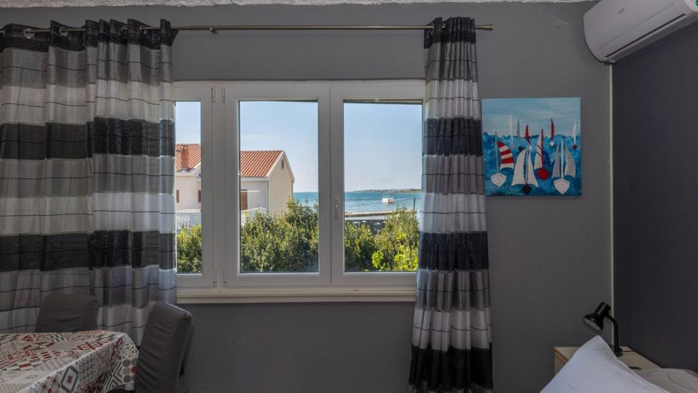 Novozrekonštruovaný dom 287 m², 6 apartmánov, 100 m od mora, Zaton, Zadar