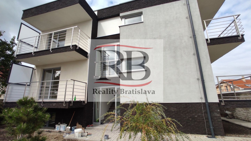 BEZ PROVIZIE Rodinný dom vhodný aj na škôlku, Podunajské Biskupice