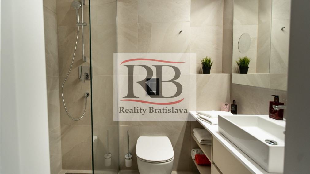 Nový moderný 1-izbový apartmán s možnosťou parkovania na prenájom, BAJKALSKA