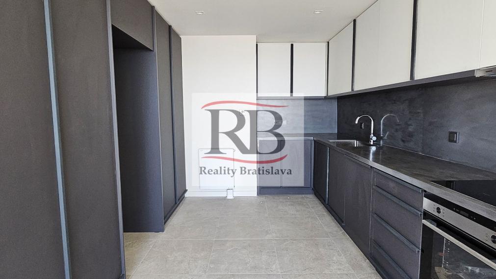 Na kľúč pripravené byty s výhľadom na more v bezpečnom komplexe v Istanbule, Maltepe