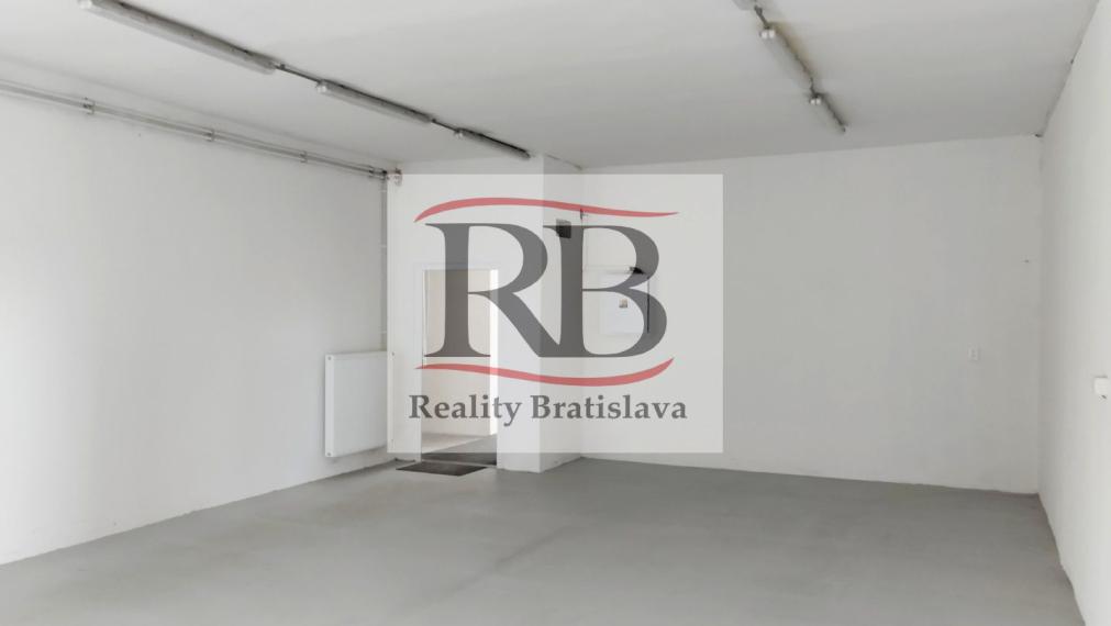 Samostatný oplotený objekt 2100 m2 Devínska Nová Ves