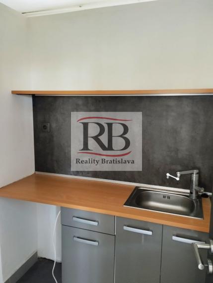 Samostatný oplotený objekt 2100 m2 Devínska Nová Ves