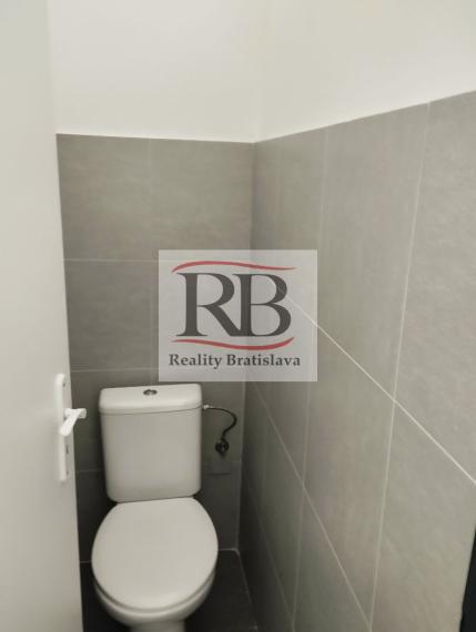 Samostatný oplotený objekt 2100 m2 Devínska Nová Ves