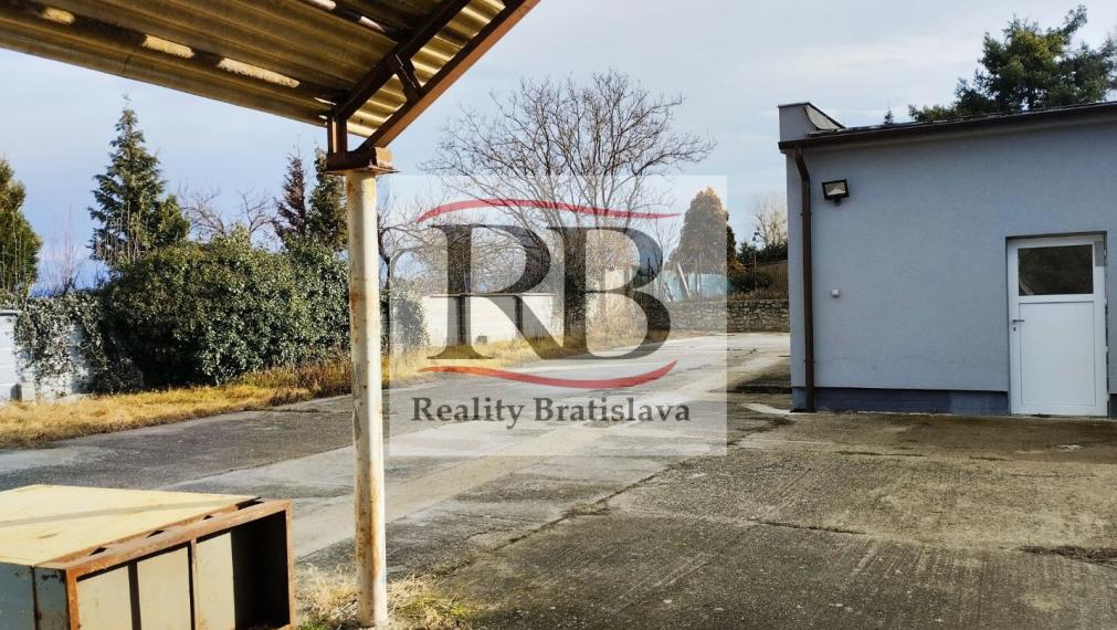 Samostatný oplotený objekt 2100 m2 Devínska Nová Ves