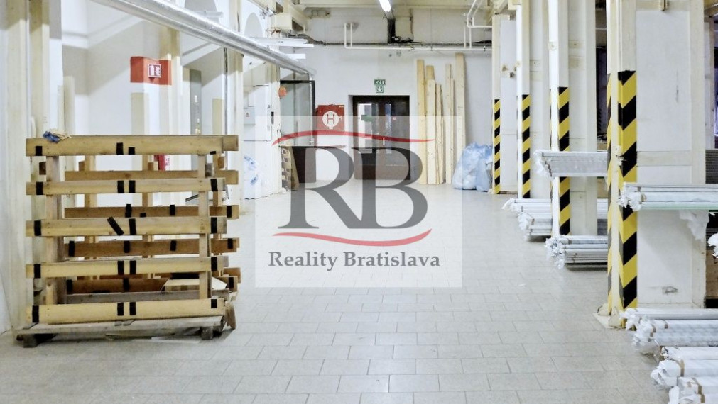 Prenájom objektu - výrobné haly 4787,4 m2 Holíč