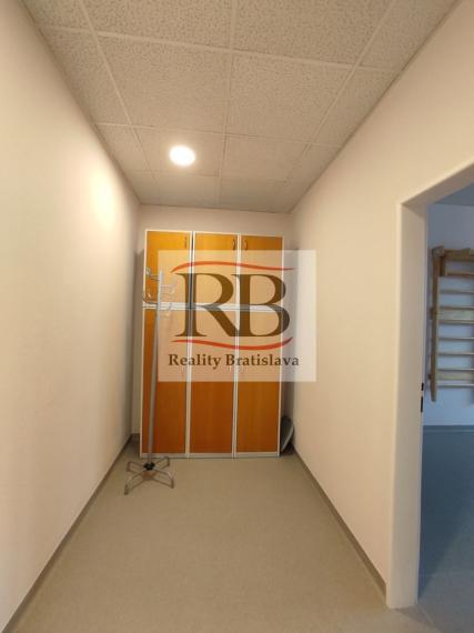 Holiday Inn Bajkalská - Priestory vhodné na fyzio, masáže, kliniku s parkovaním, BAII, 394m2