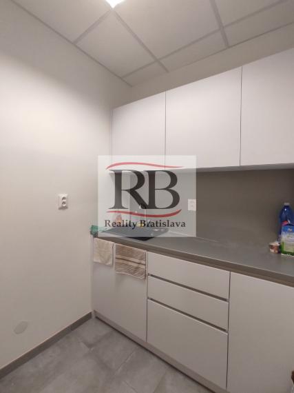 Holiday Inn Bajkalská - Priestory vhodné na fyzio, masáže, kliniku s parkovaním, BAII, 394m2