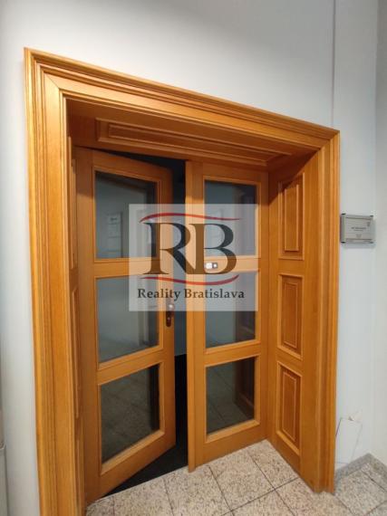 Kancelársky celok v reprezentatívnom historickom objekte v centre, 145 m2