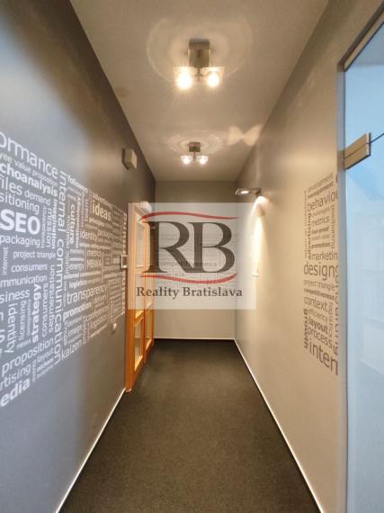 Kancelársky celok v reprezentatívnom historickom objekte v centre, 145 m2