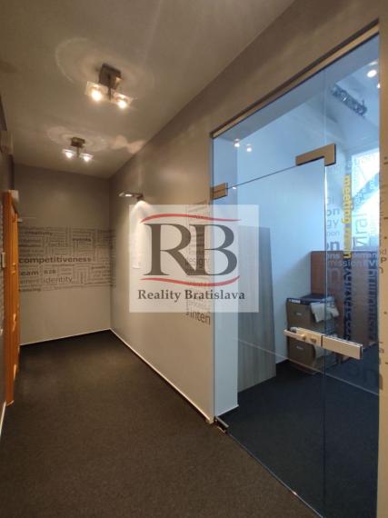 Kancelársky celok v reprezentatívnom historickom objekte v centre, 145 m2