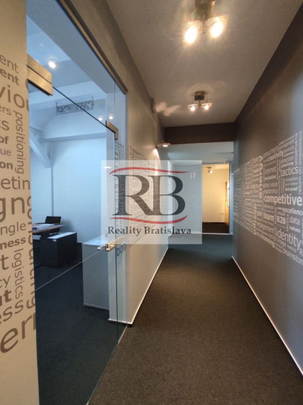 Kancelársky celok v reprezentatívnom historickom objekte v centre, 145 m2