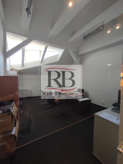 Kancelársky celok v reprezentatívnom historickom objekte v centre, 145 m2